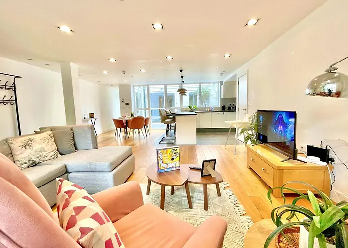 Chic 3 Bedroom Flat With Private Terrace In Holloway Near Finsbury Park